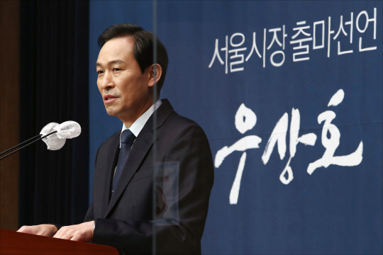 우상호 더불어민주당 의원이 13일 오전 서울 여의도 국회 소통관에서 기자회견을 열고 서울시장 보궐선거 출마를 선언하고 있다.  연합뉴스